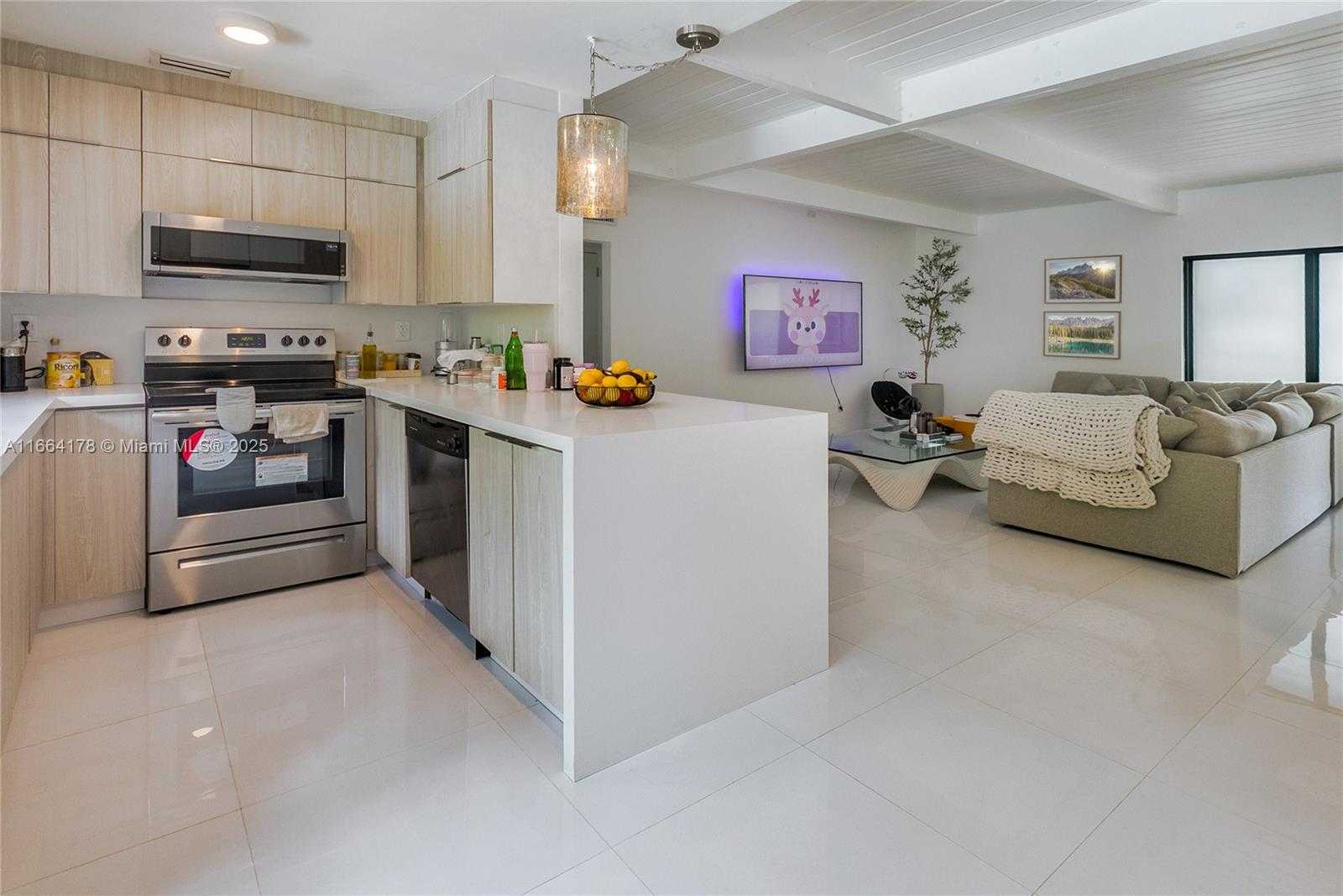 Small Image of 1955 Alamanda Dr, North Miami, FL 33181, USA Number 15