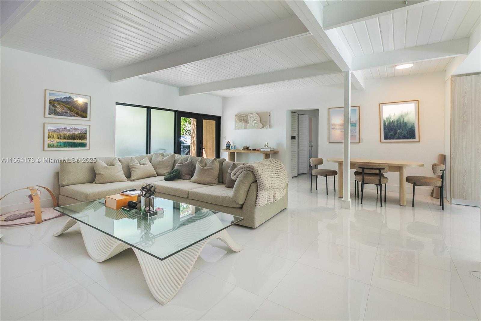 Small Image of 1955 Alamanda Dr, North Miami, FL 33181, USA Number 16