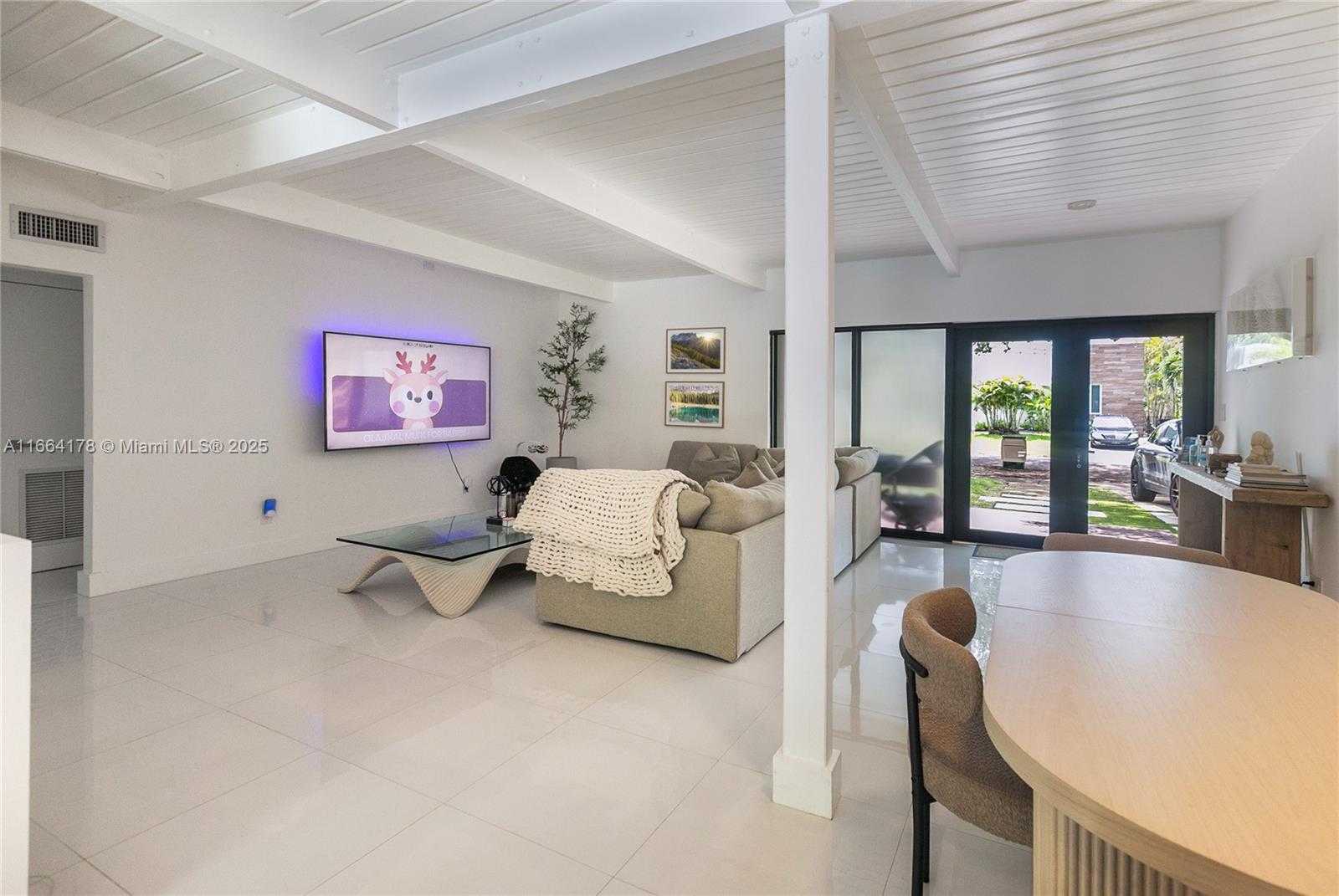 Small Image of 1955 Alamanda Dr, North Miami, FL 33181, USA Number 17