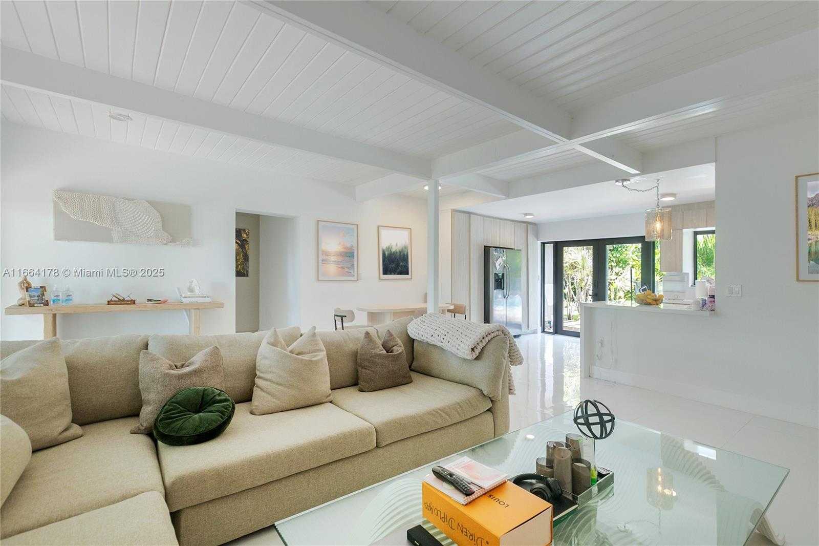 Small Image of 1955 Alamanda Dr, North Miami, FL 33181, USA Number 20