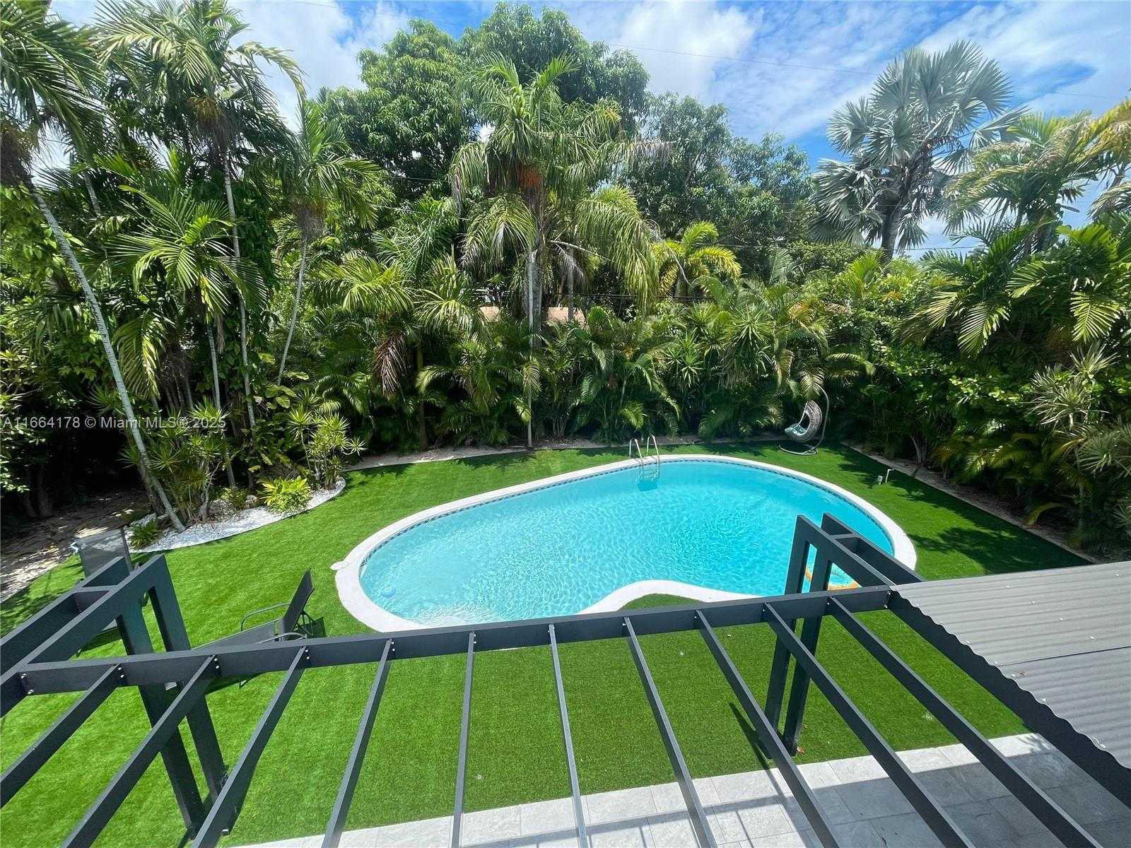 Small Image of 1955 Alamanda Dr, North Miami, FL 33181, USA Number 21