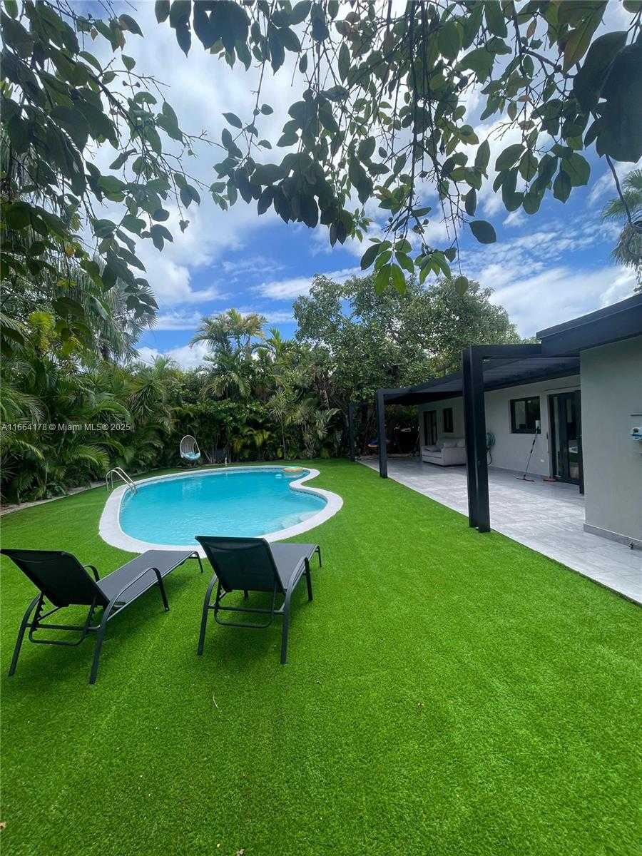 Small Image of 1955 Alamanda Dr, North Miami, FL 33181, USA Number 5