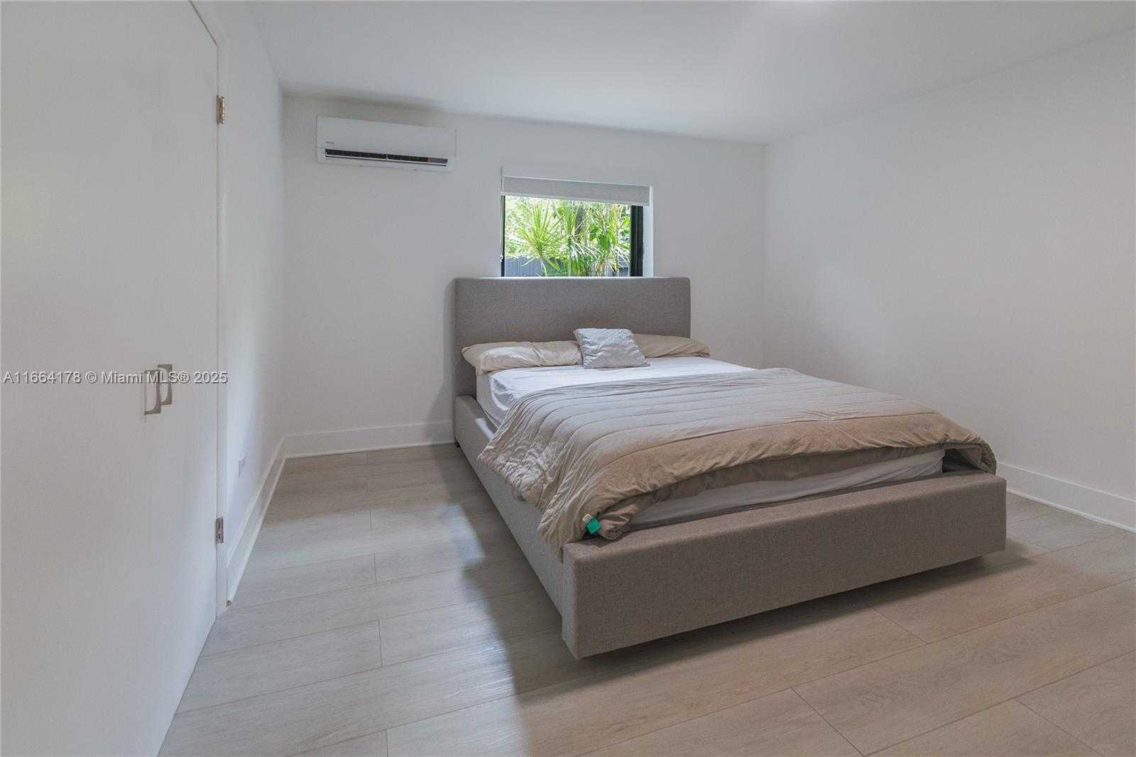 Small Image of 1955 Alamanda Dr, North Miami, FL 33181, USA Number 7