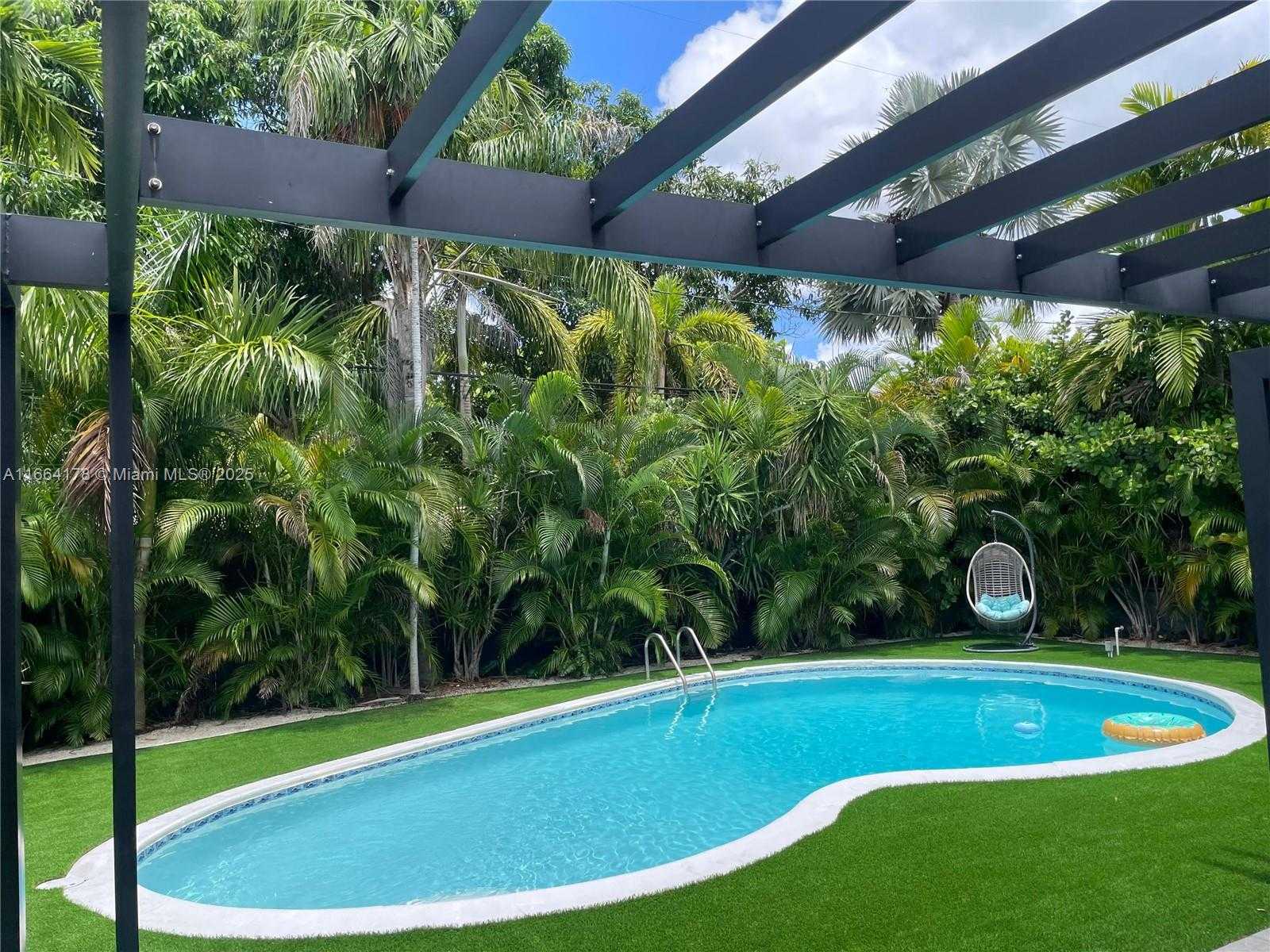 Small Image of 1955 Alamanda Dr, North Miami, FL 33181, USA Number 8