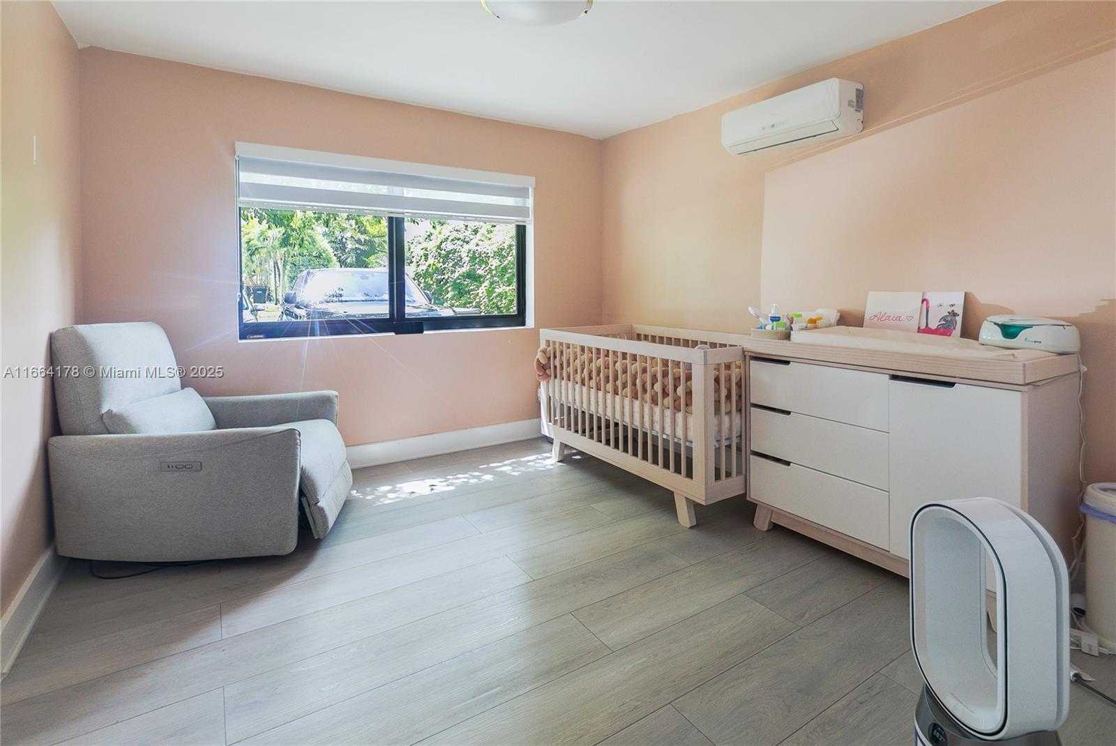 Small Image of 1955 Alamanda Dr, North Miami, FL 33181, USA Number 9