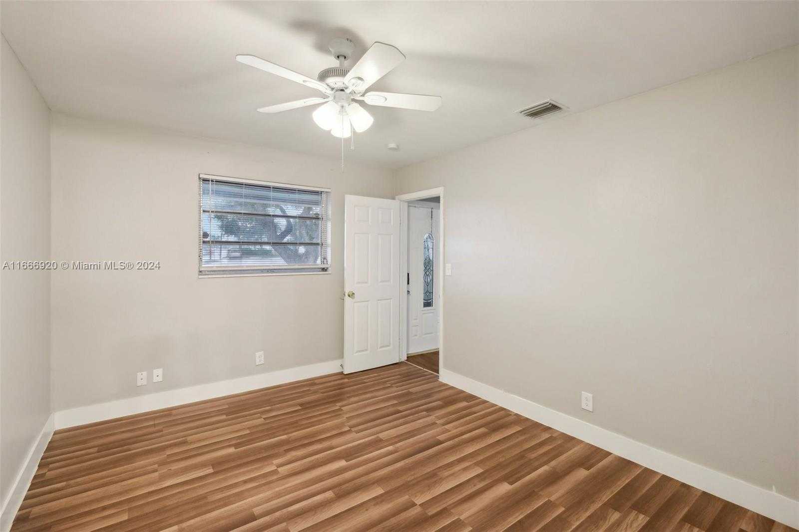 Small Image of 5801 ROYAL PALM BLVD, Margate Number 13
