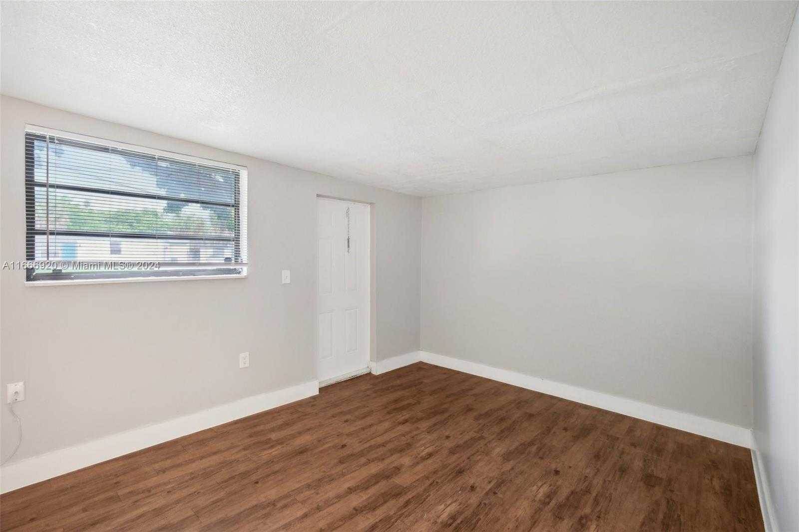 Small Image of 5801 ROYAL PALM BLVD, Margate Number 20