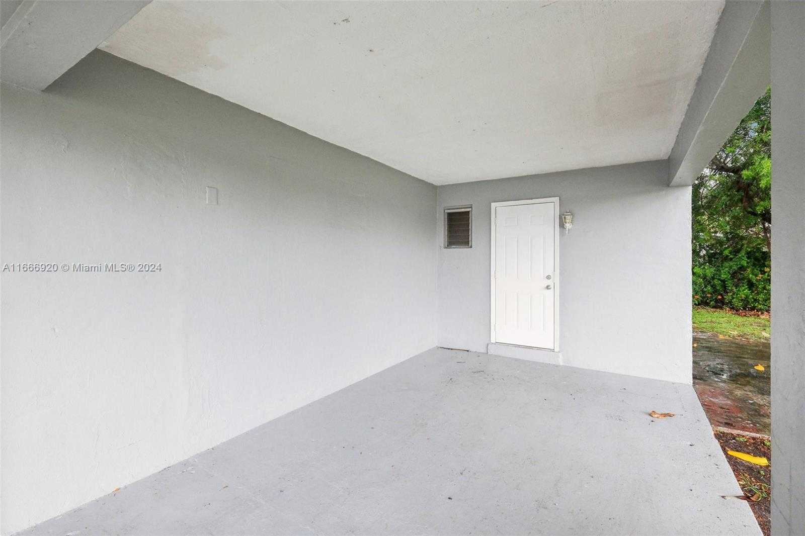 Small Image of 5801 ROYAL PALM BLVD, Margate Number 21