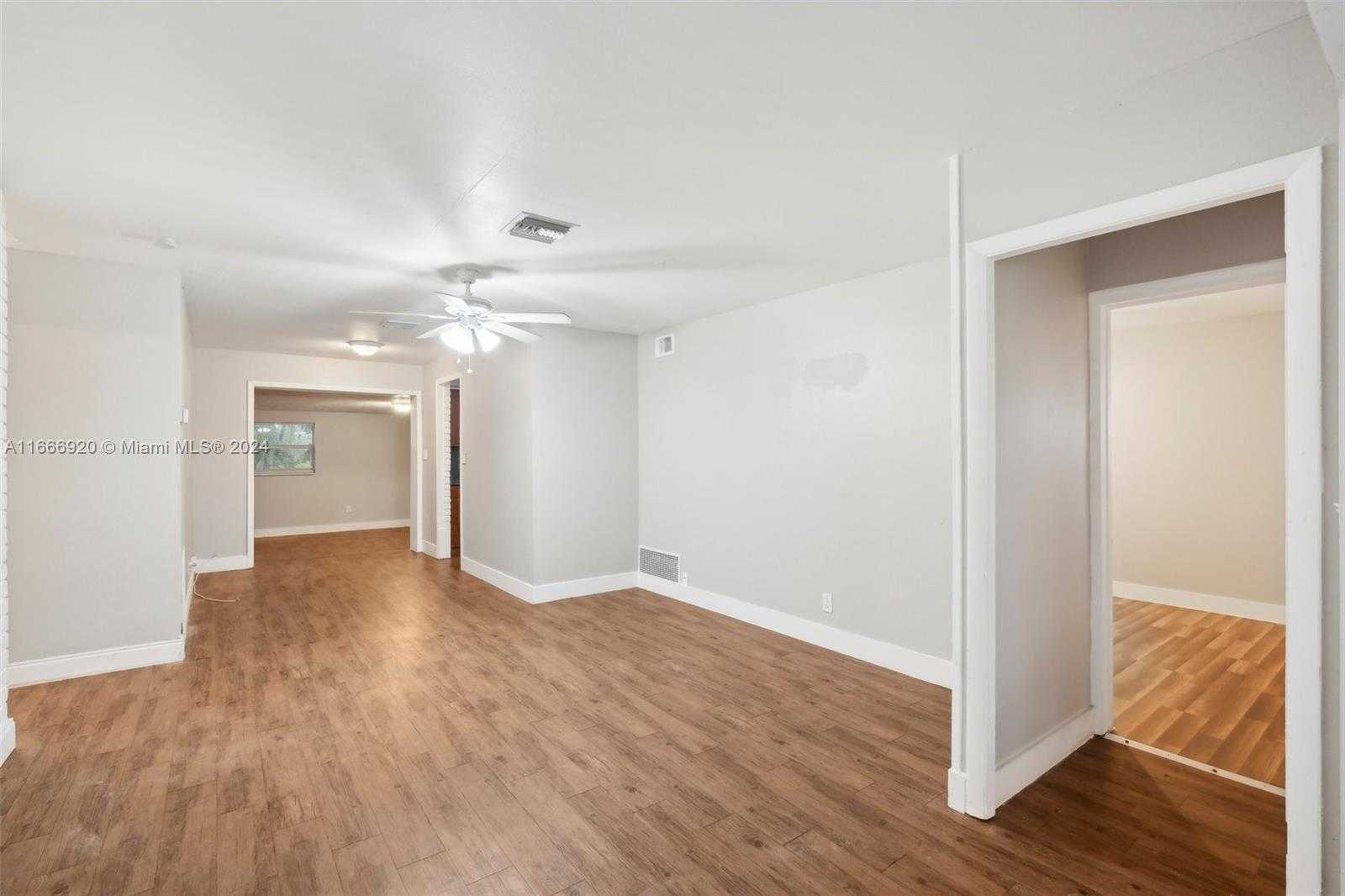 Small Image of 5801 ROYAL PALM BLVD, Margate Number 4