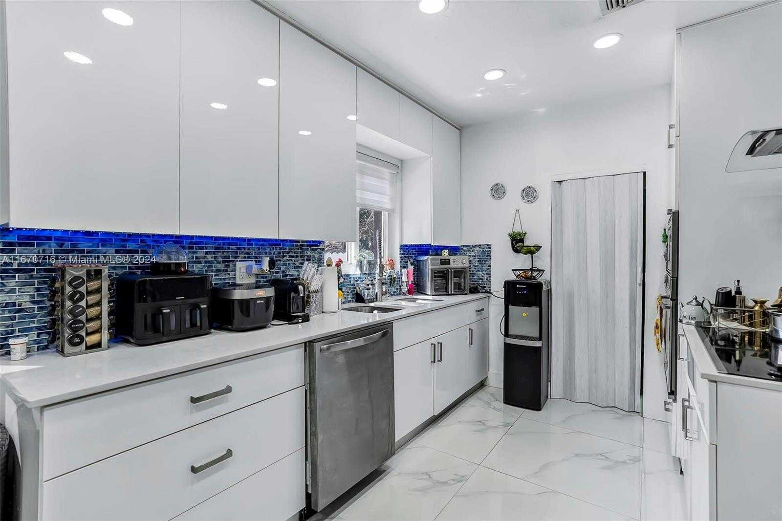 Small Image of 1369 BIARRITZ DR, Miami Beach Number 18