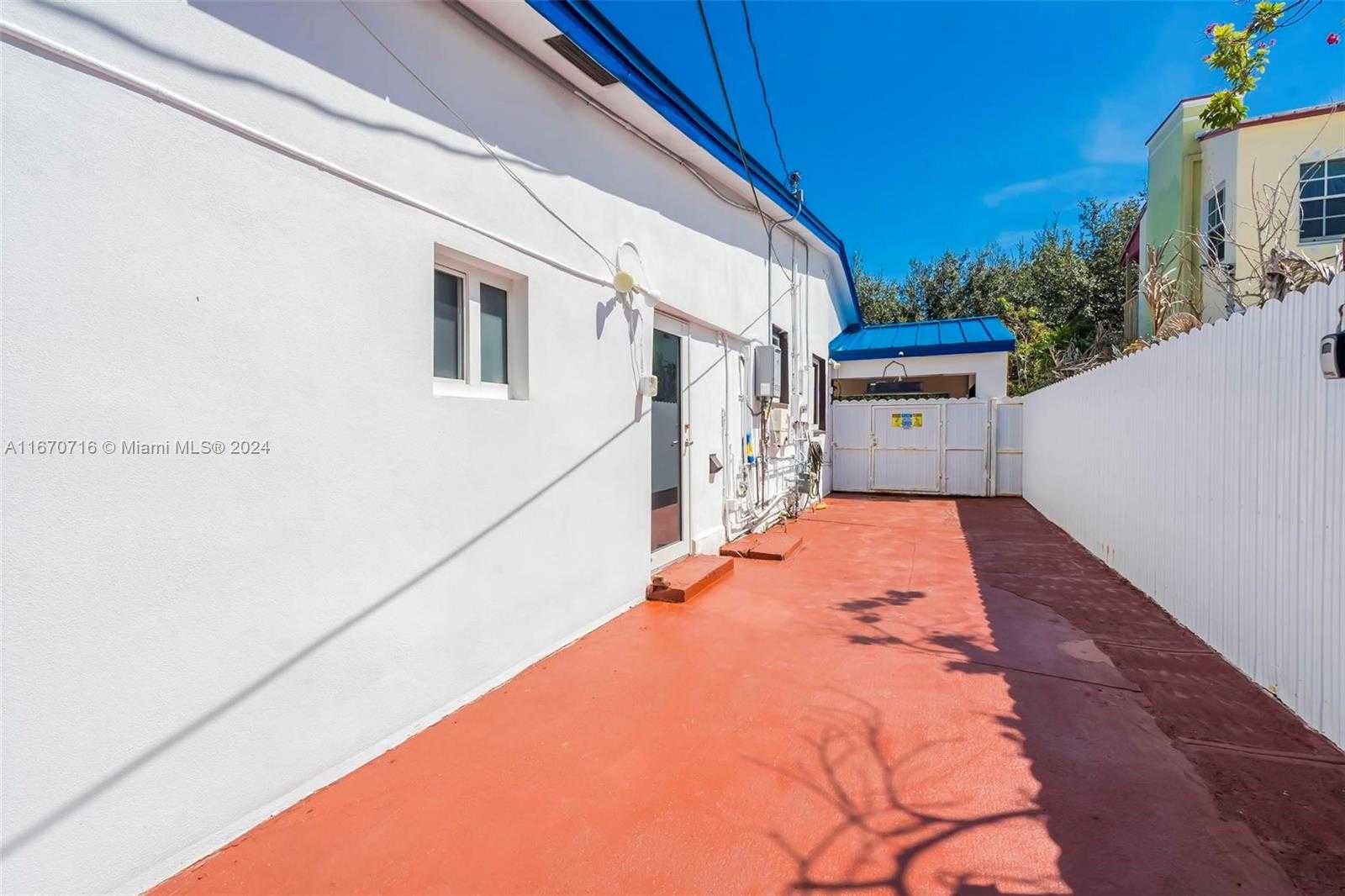 Small Image of 1369 BIARRITZ DR, Miami Beach Number 37