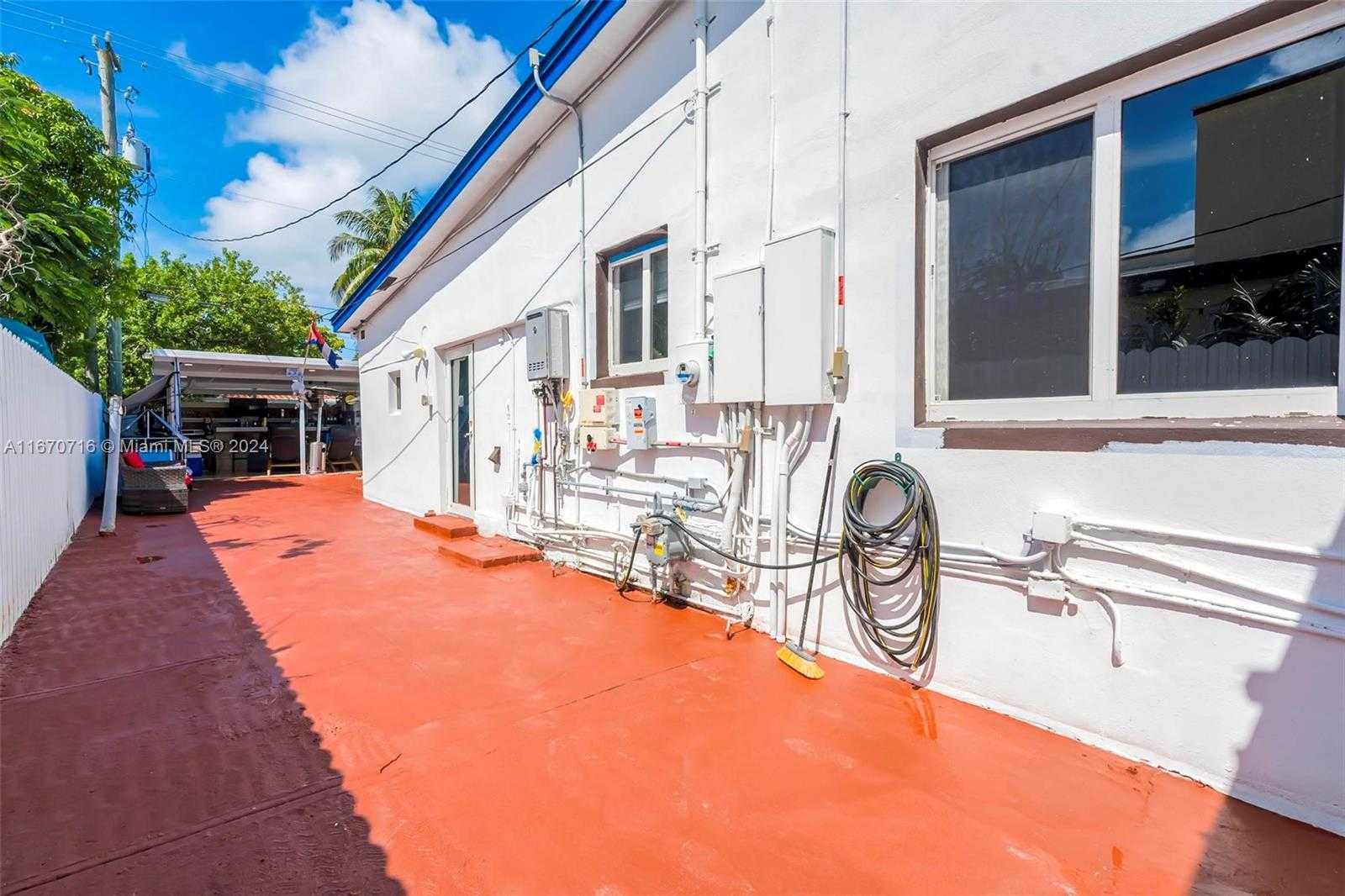 Small Image of 1369 BIARRITZ DR, Miami Beach Number 38