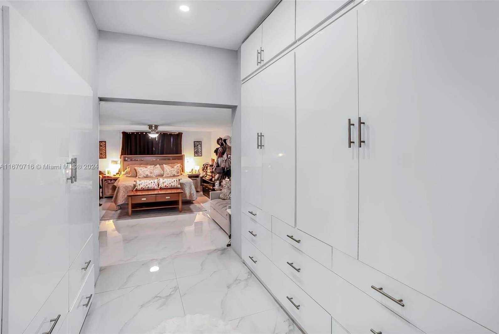 Small Image of 1369 BIARRITZ DR, Miami Beach Number 8