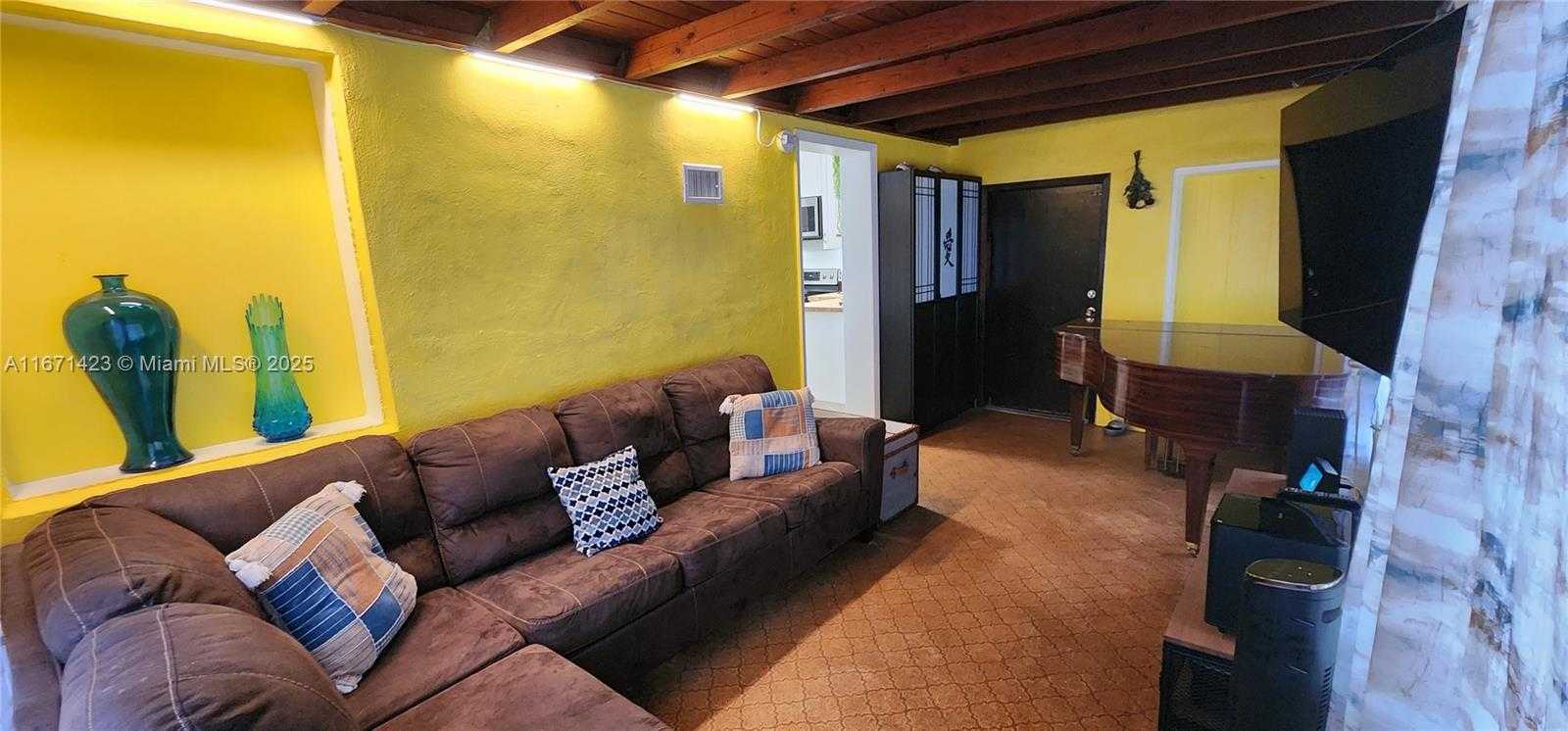 Small Image of 1070 NE 143rd St, North Miami, FL 33161, USA Number 15