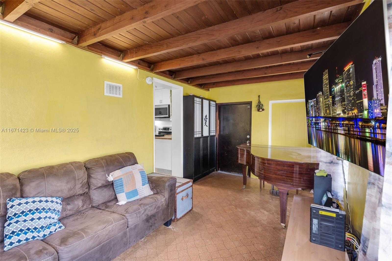 Small Image of 1070 NE 143rd St, North Miami, FL 33161, USA Number 16