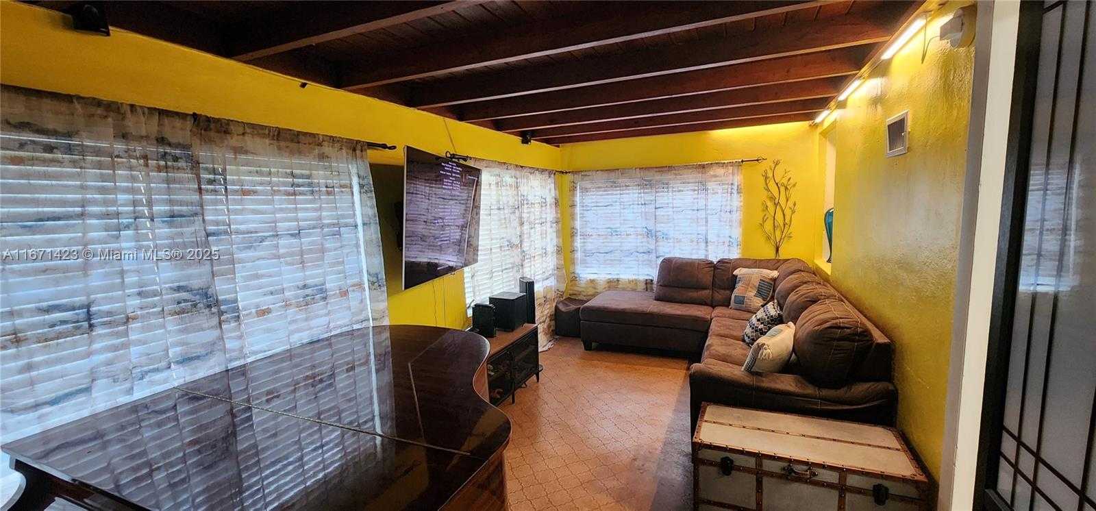 Small Image of 1070 NE 143rd St, North Miami, FL 33161, USA Number 17