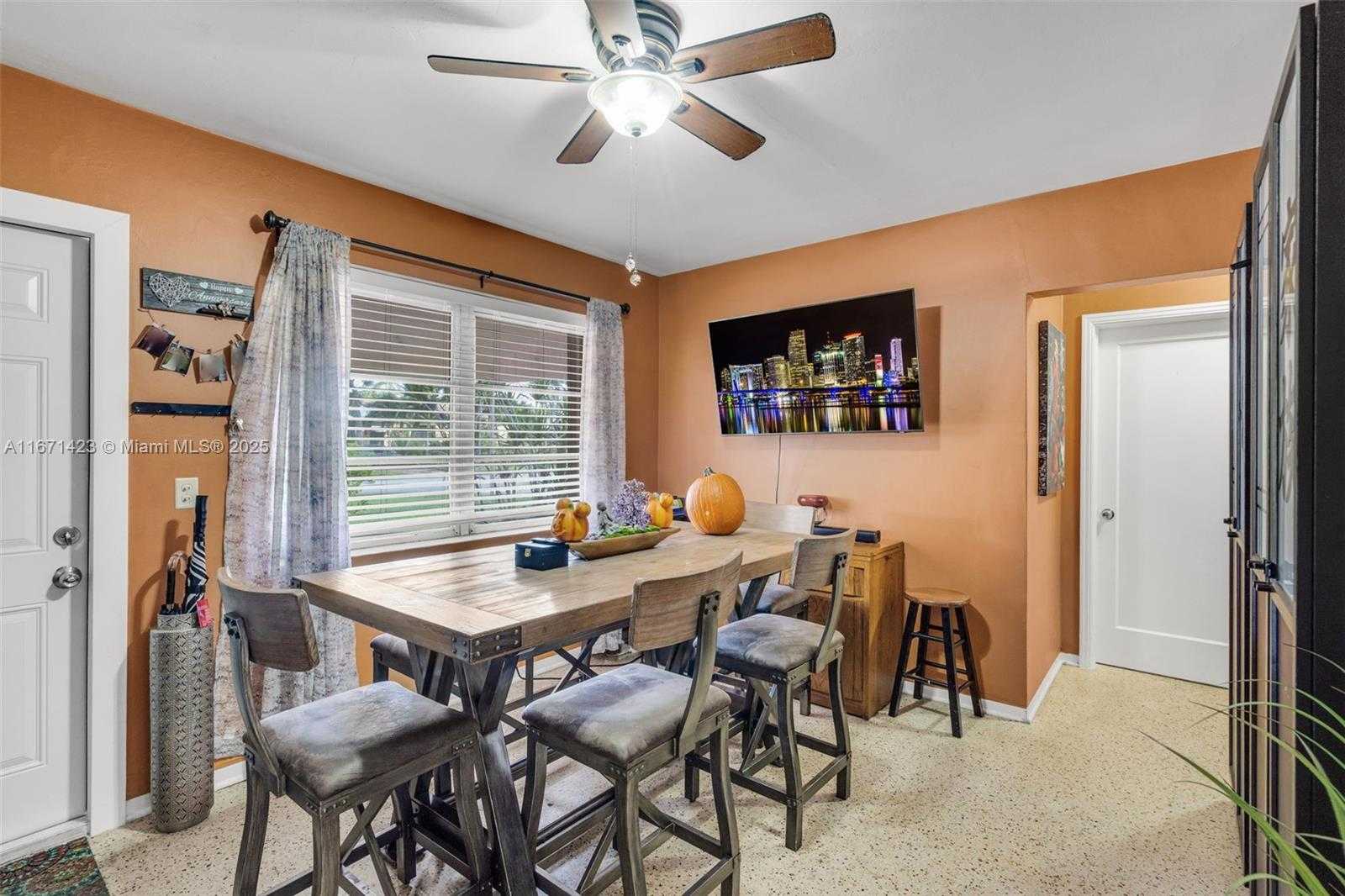 Small Image of 1070 NE 143rd St, North Miami, FL 33161, USA Number 23