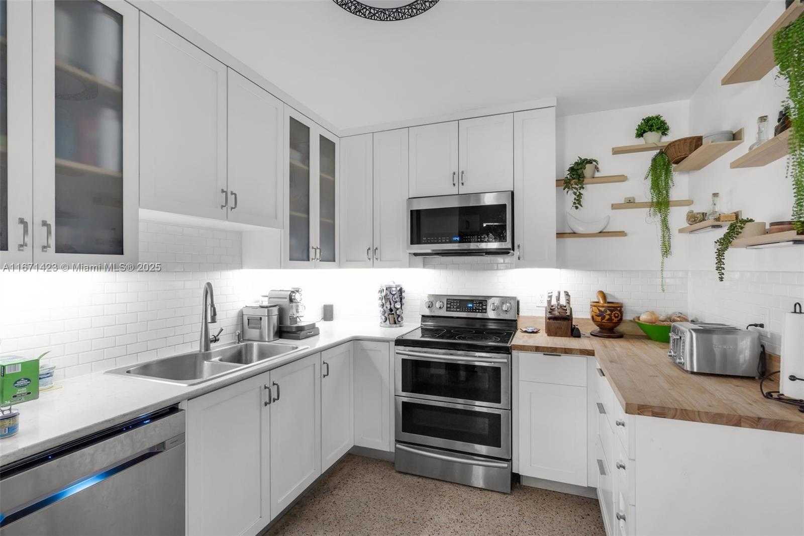 Small Image of 1070 NE 143rd St, North Miami, FL 33161, USA Number 3
