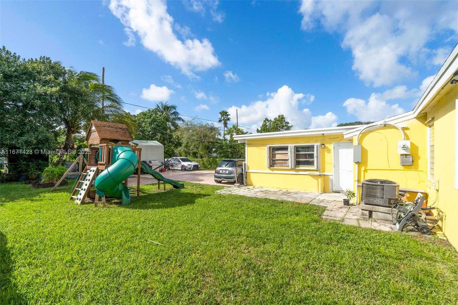Small Image of 1070 NE 143rd St, North Miami, FL 33161, USA Number 31