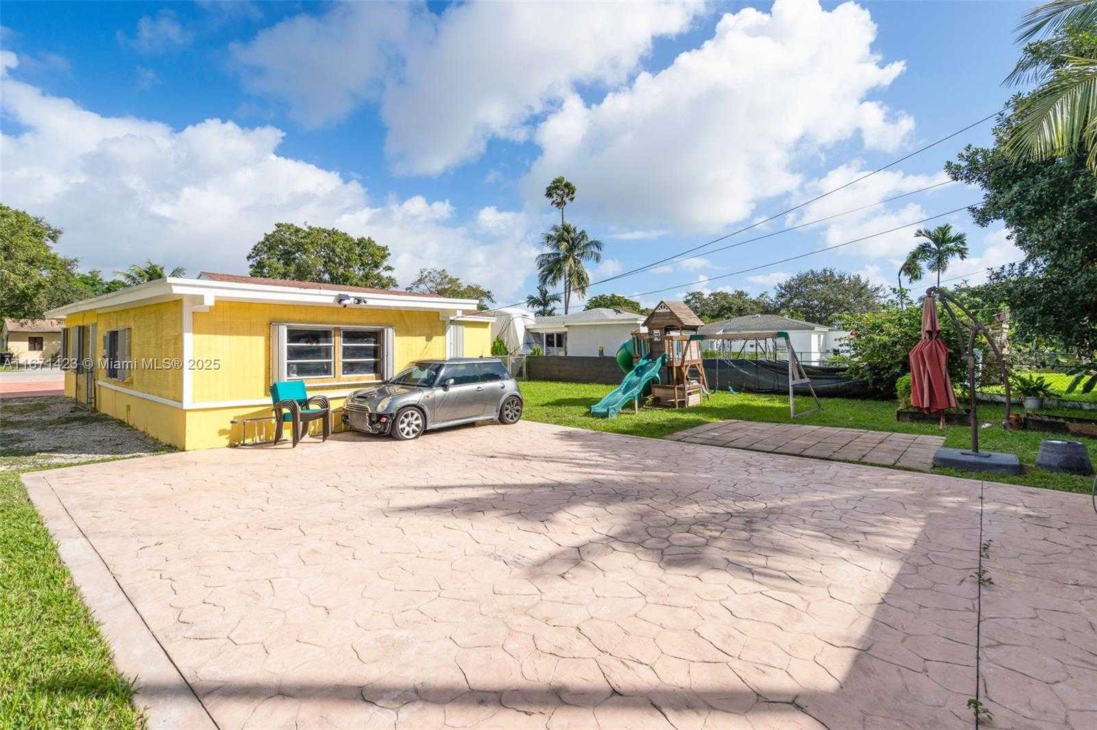 Small Image of 1070 NE 143rd St, North Miami, FL 33161, USA Number 34