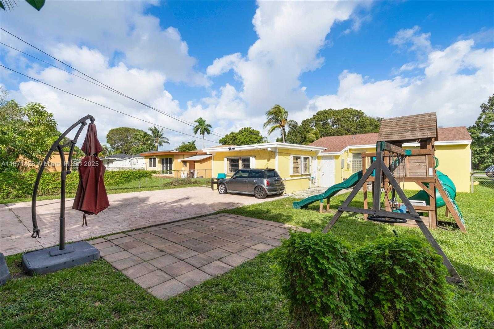 Small Image of 1070 NE 143rd St, North Miami, FL 33161, USA Number 35