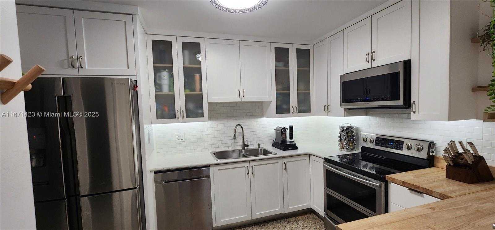 Small Image of 1070 NE 143rd St, North Miami, FL 33161, USA Number 5