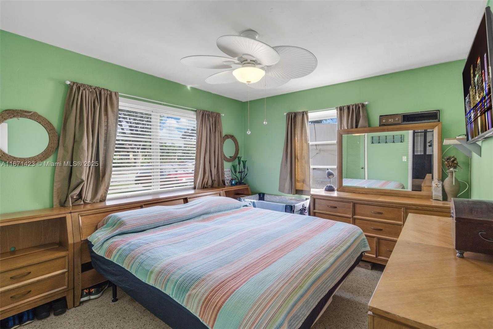 Small Image of 1070 NE 143rd St, North Miami, FL 33161, USA Number 6