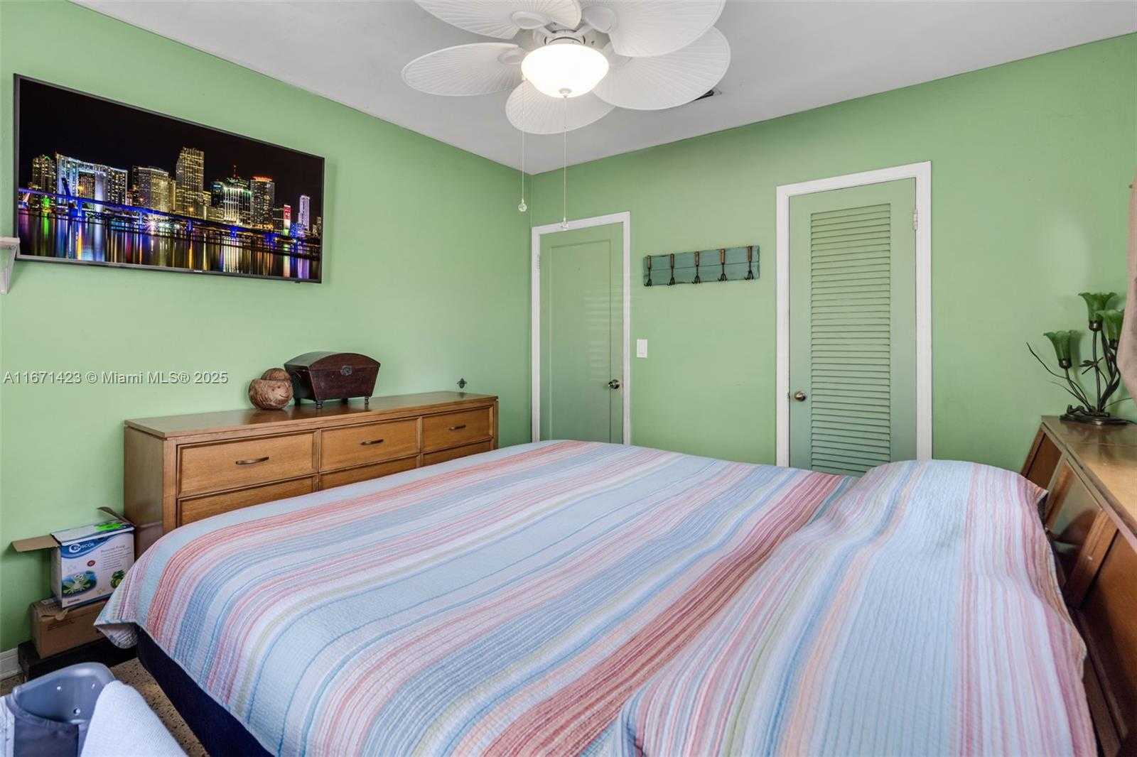 Small Image of 1070 NE 143rd St, North Miami, FL 33161, USA Number 7