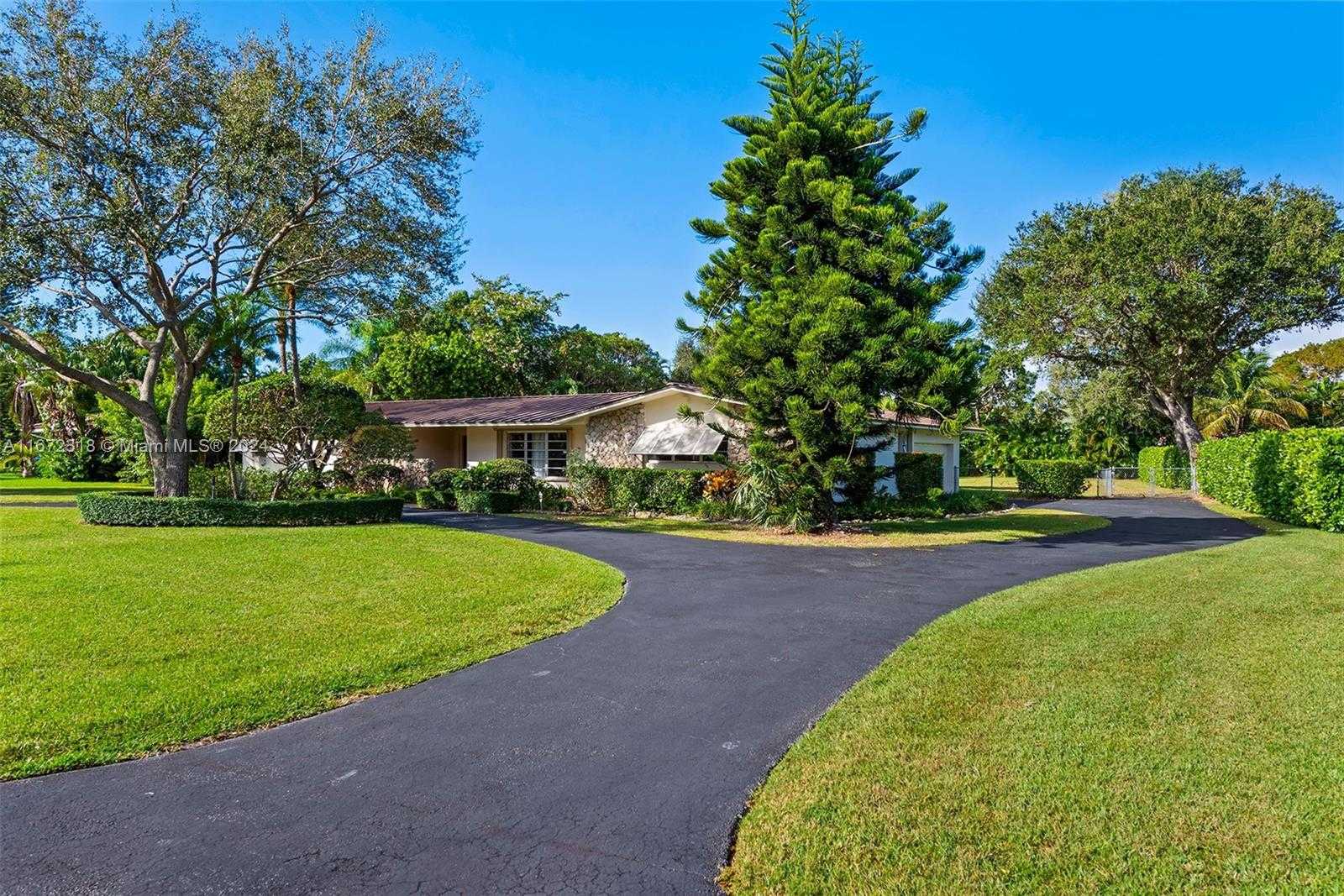 Small Image of 11420 SOUTH WEST 80TH RD, Pinecrest Number 8