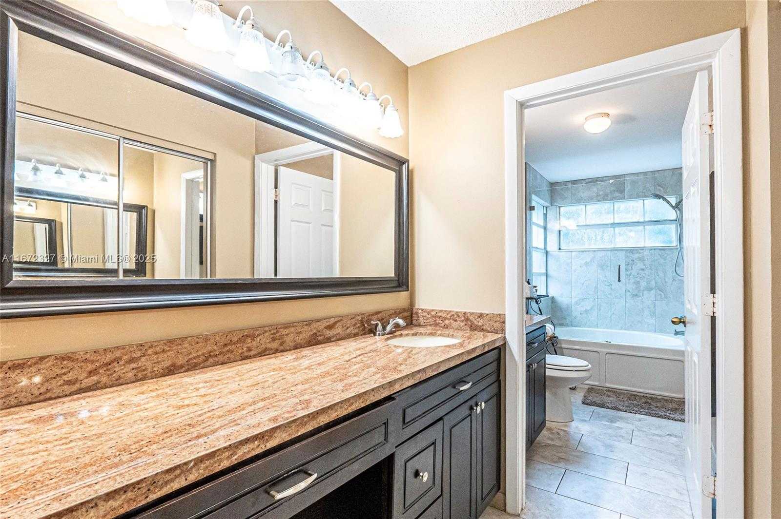Small Image of 2913 MYRTLE OAK CIR, Davie Number 22