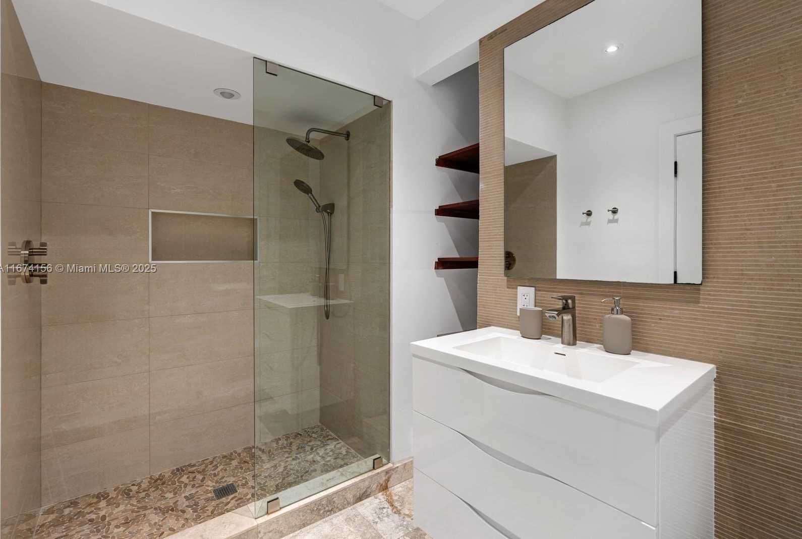 Small Image of 5735 NORTH BAY RD, Miami Beach Number 29