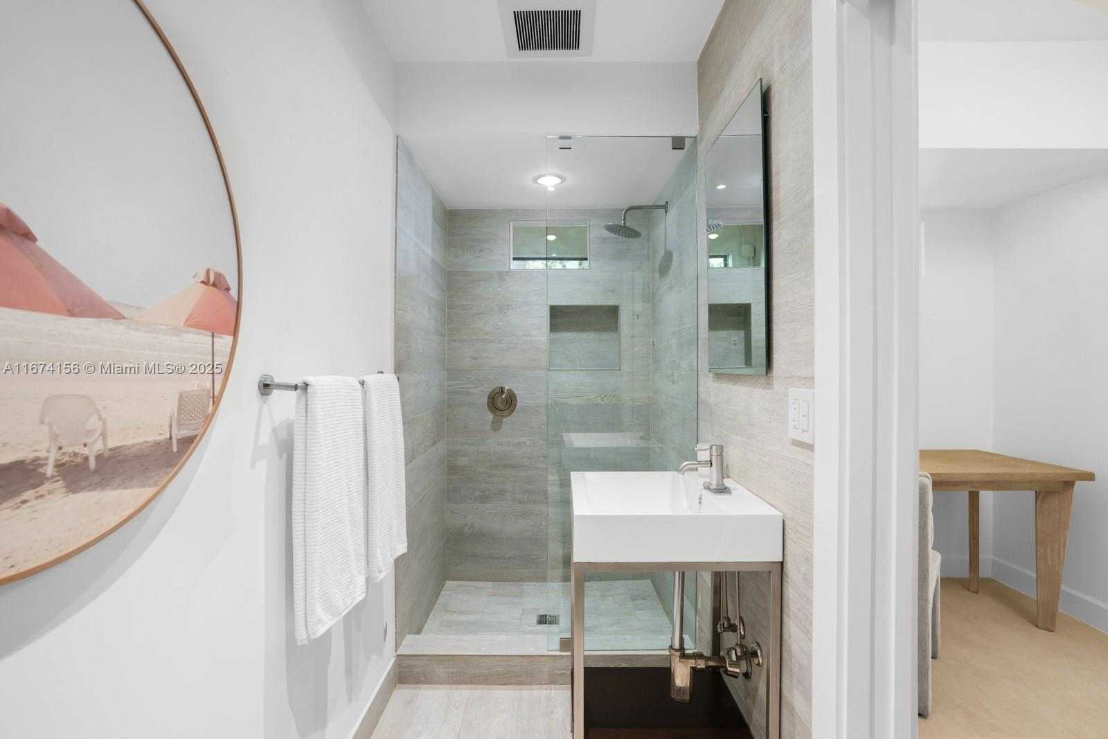 Small Image of 5735 NORTH BAY RD, Miami Beach Number 32
