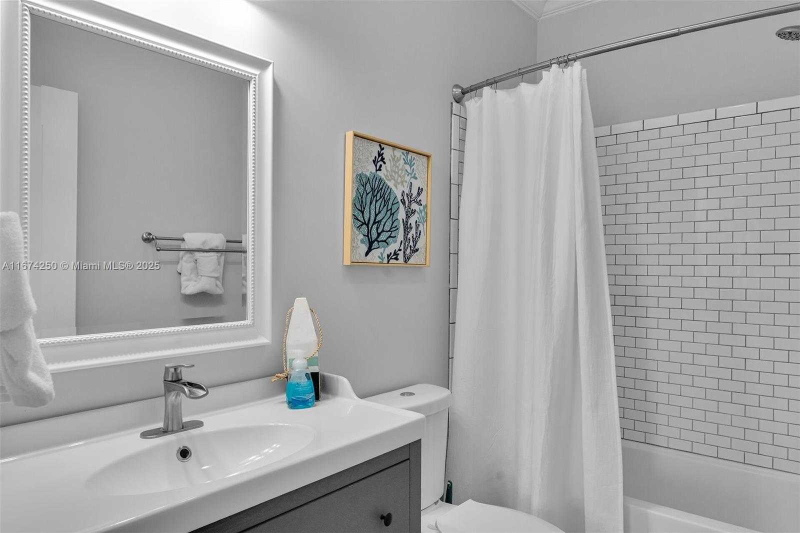 Small Image of 121 VENETIAN DR, Islamorada Number 10