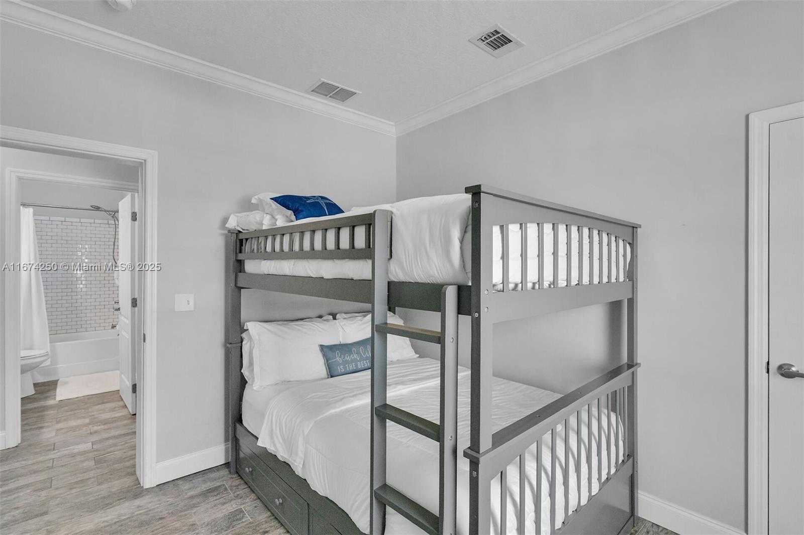 Small Image of 121 VENETIAN DR, Islamorada Number 11