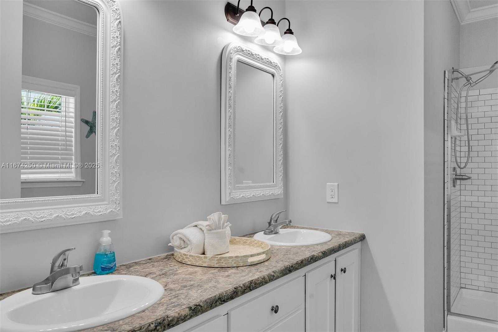 Small Image of 121 VENETIAN DR, Islamorada Number 14
