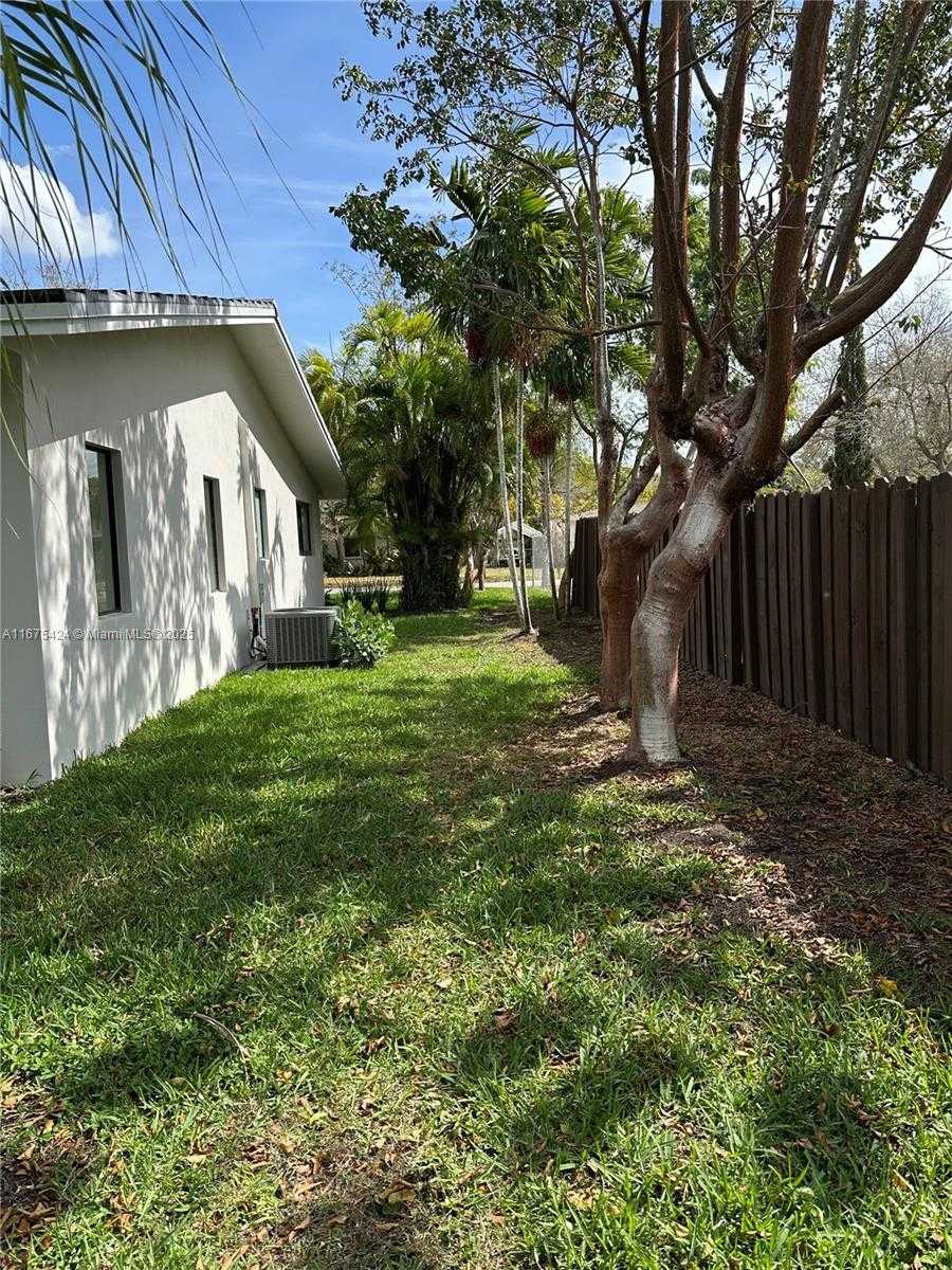 Small Image of 12820 SOUTH WEST 83RD CT, Pinecrest Number 44
