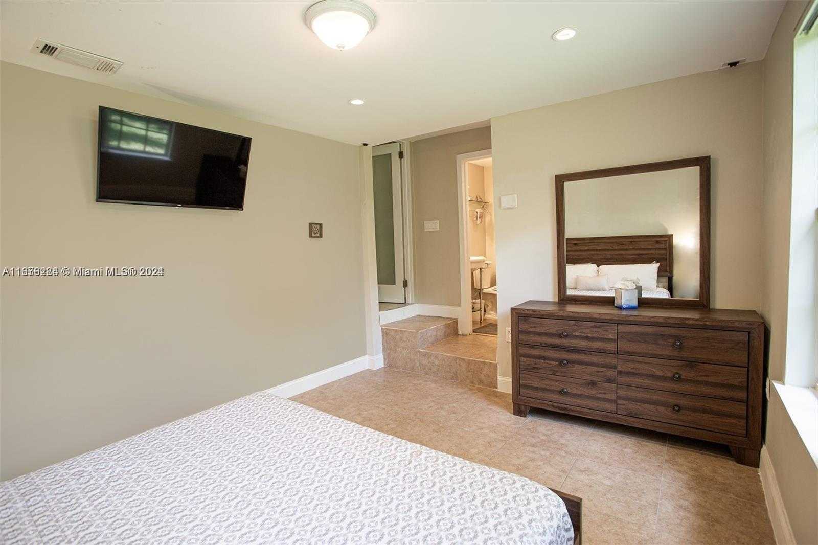 Small Image of 1531 MOFFETT ST, Hollywood Number 16
