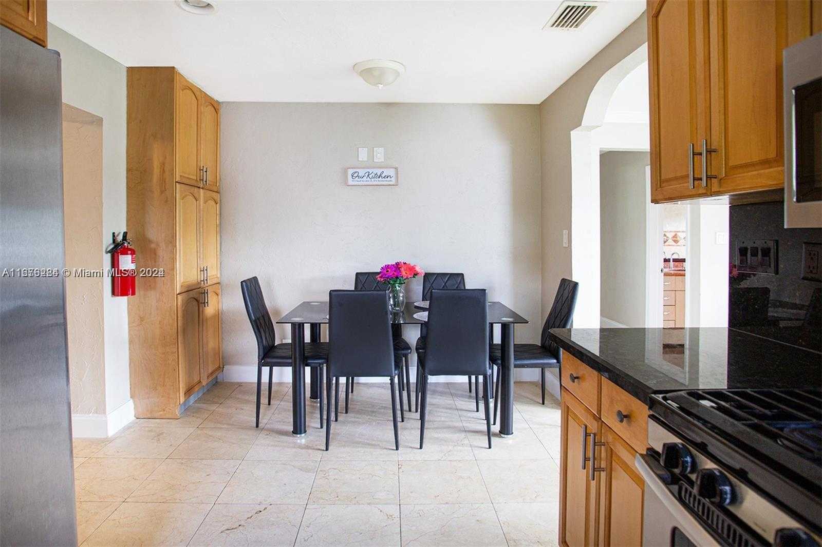 Small Image of 1531 MOFFETT ST, Hollywood Number 5