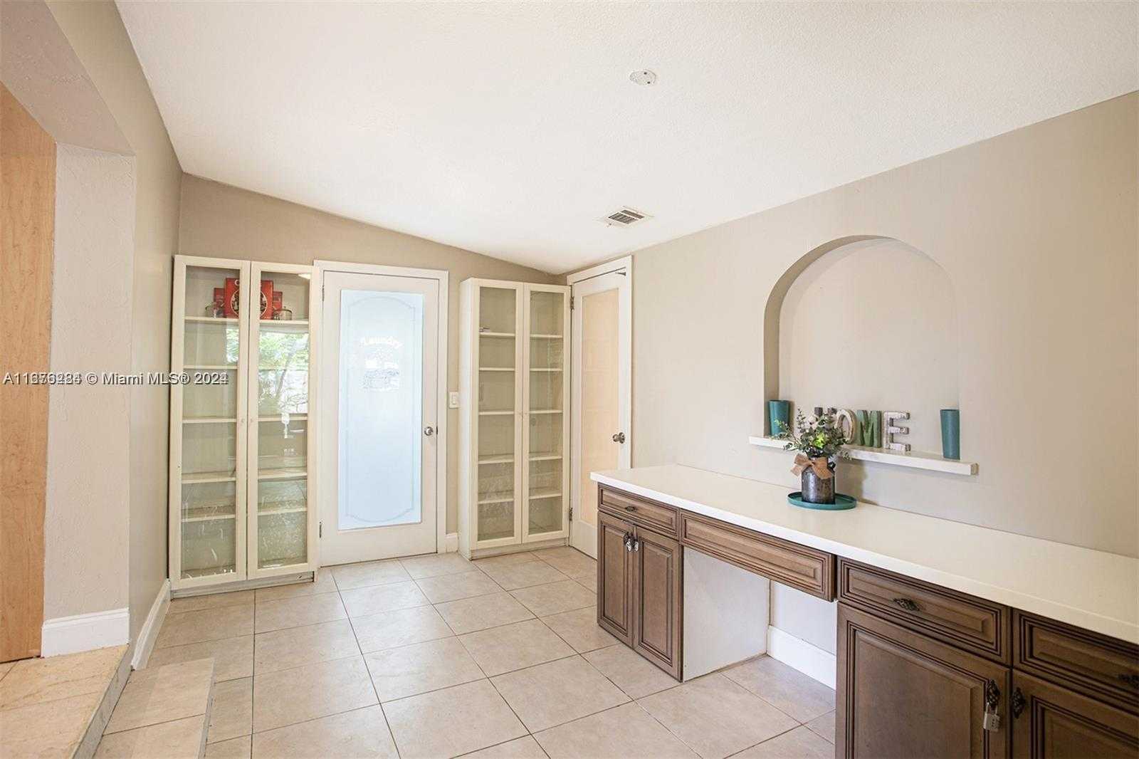 Small Image of 1531 MOFFETT ST, Hollywood Number 9