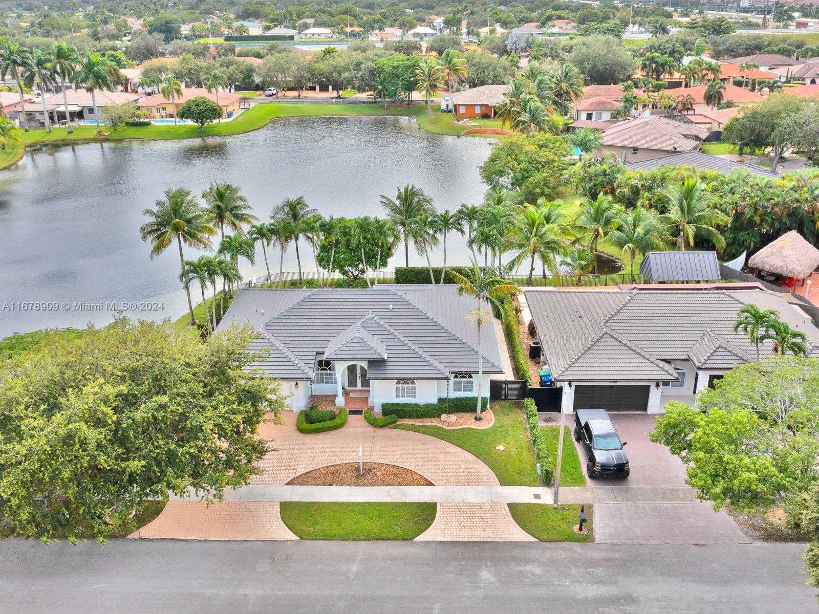 Small Image of 9026 NORTH WEST 173RD TER, Hialeah Number 2