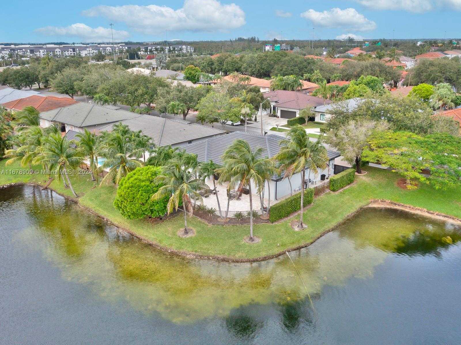 Small Image of 9026 NORTH WEST 173RD TER, Hialeah Number 3