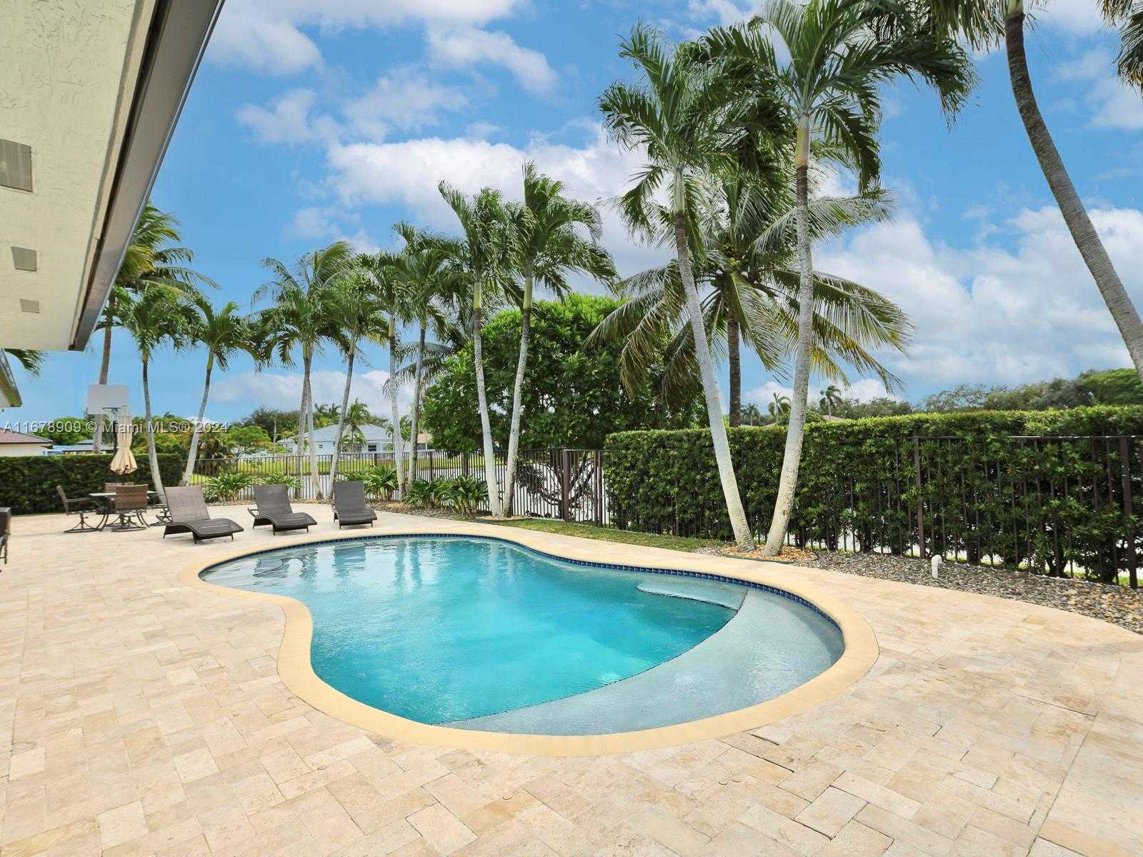 Small Image of 9026 NORTH WEST 173RD TER, Hialeah Number 5