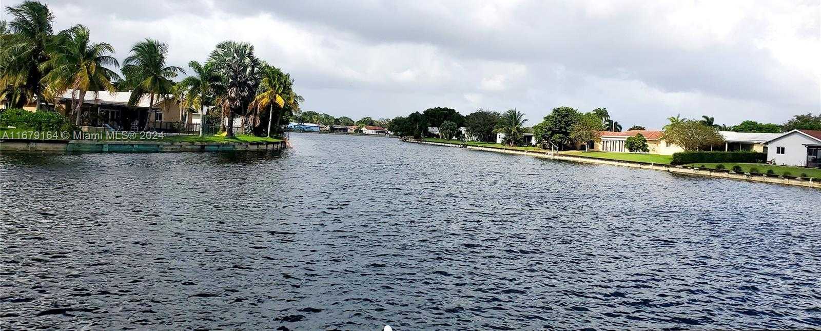 Small Image of 9401 NORTH WEST 70TH PL, Tamarac Number 66