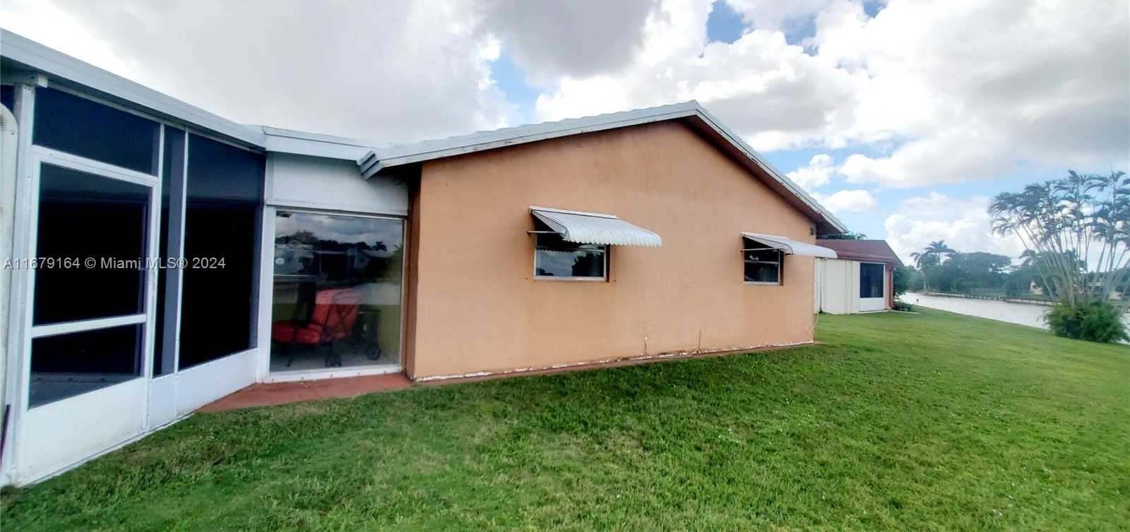 Small Image of 9401 NORTH WEST 70TH PL, Tamarac Number 82