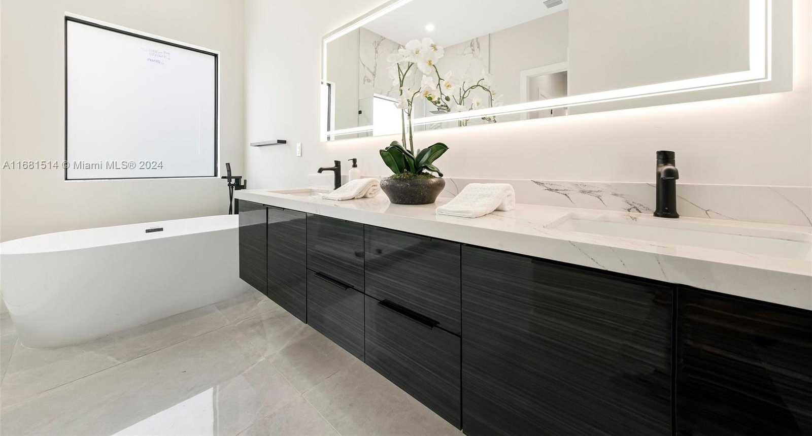 Small Image of 11620 CANAL DR, North Miami Number 10