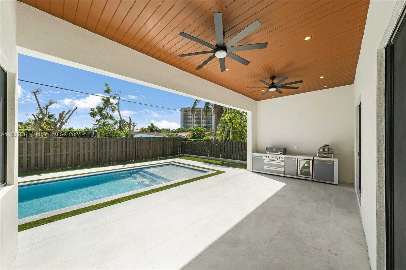 Small Image of 11620 CANAL DR, North Miami Number 14