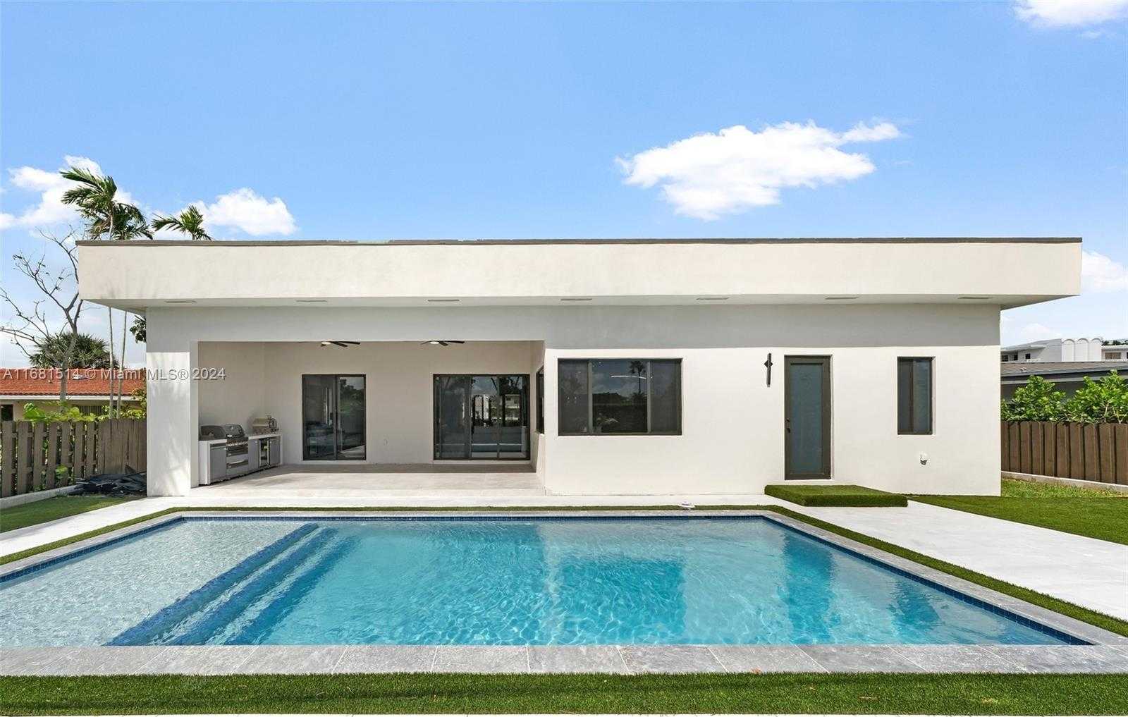 Small Image of 11620 CANAL DR, North Miami Number 15