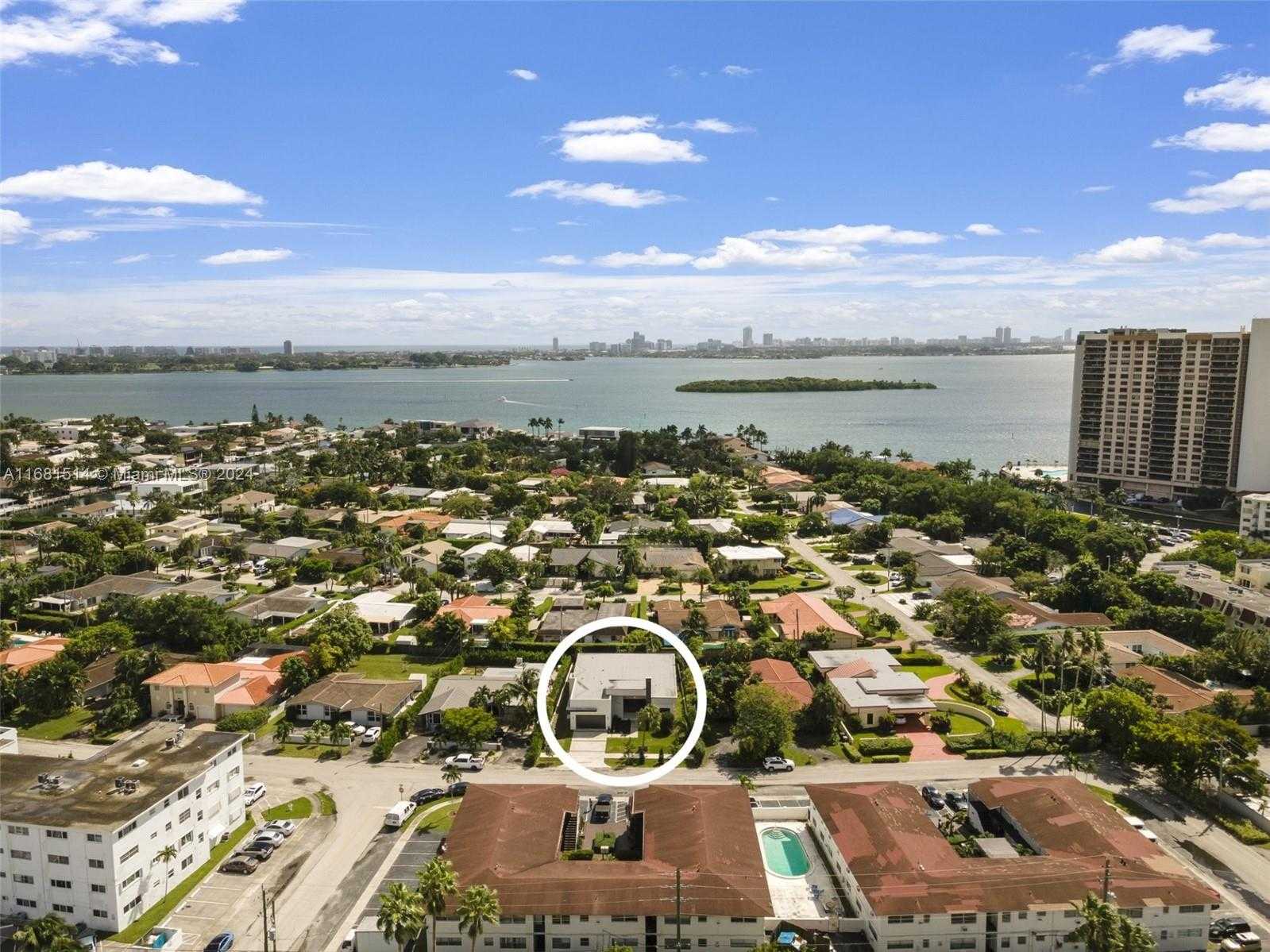 Small Image of 11620 CANAL DR, North Miami Number 17