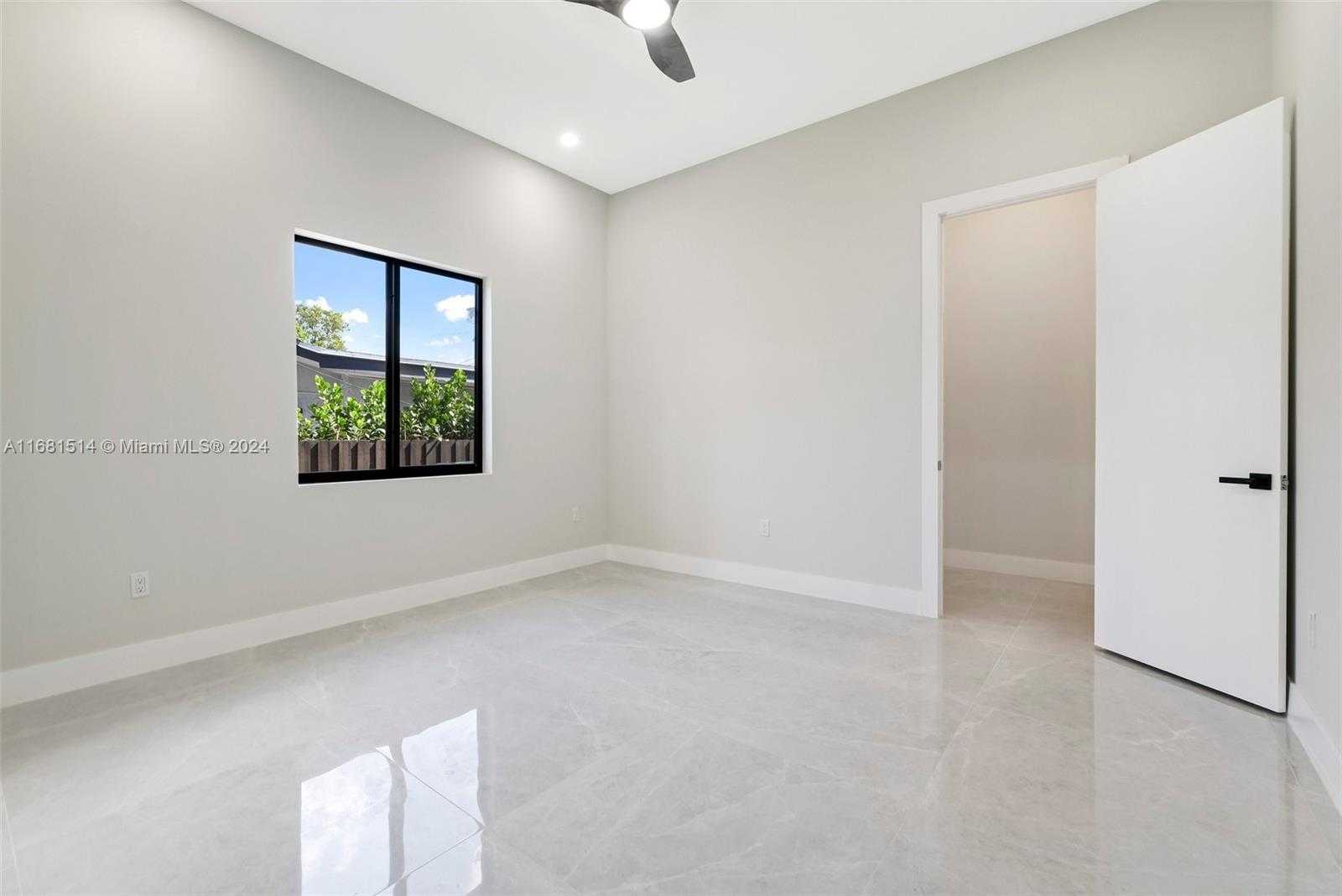Small Image of 11620 CANAL DR, North Miami Number 9