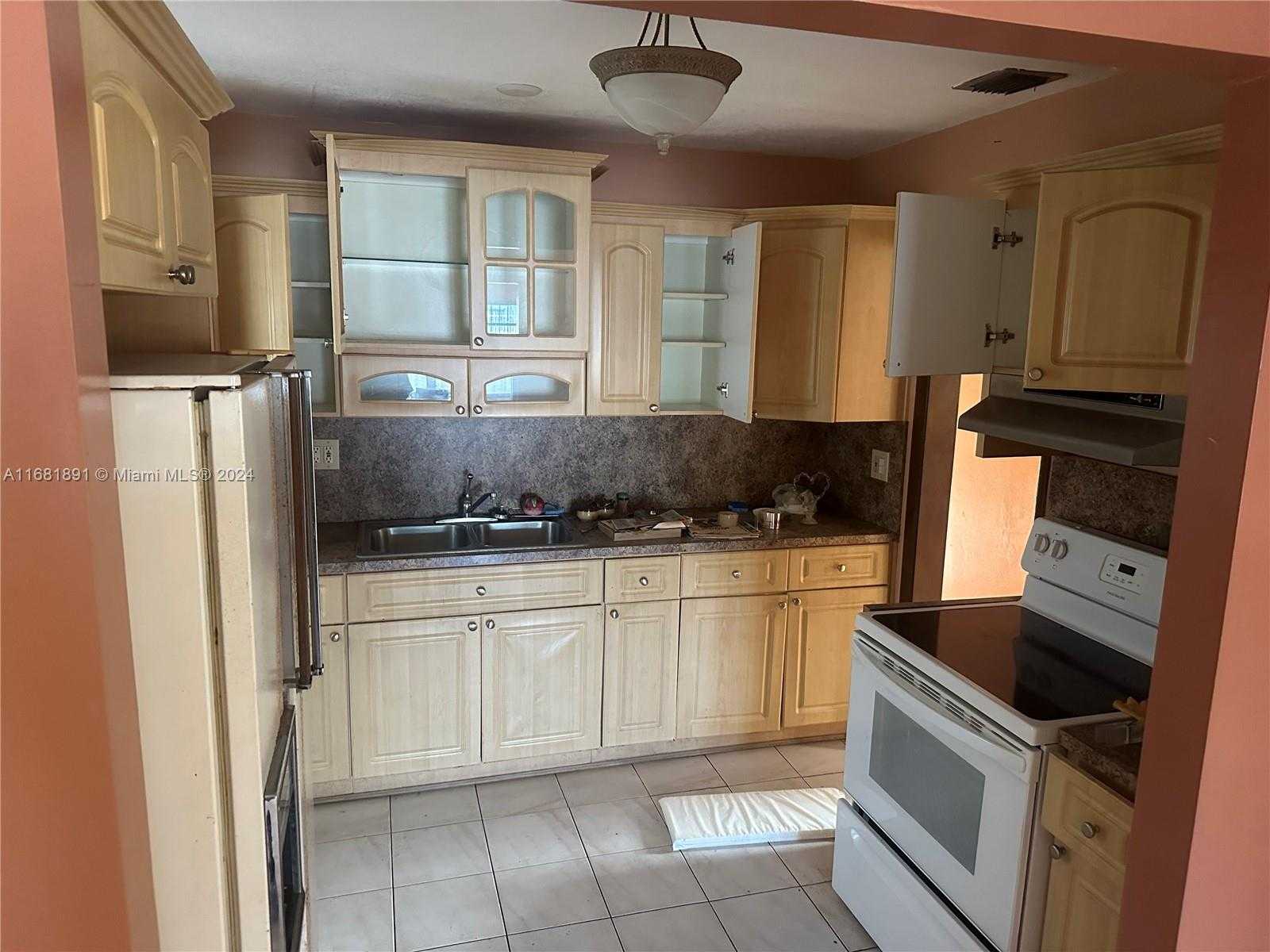 Small Image of 405 SOUTH EAST 4TH AVE, Hialeah Number 4